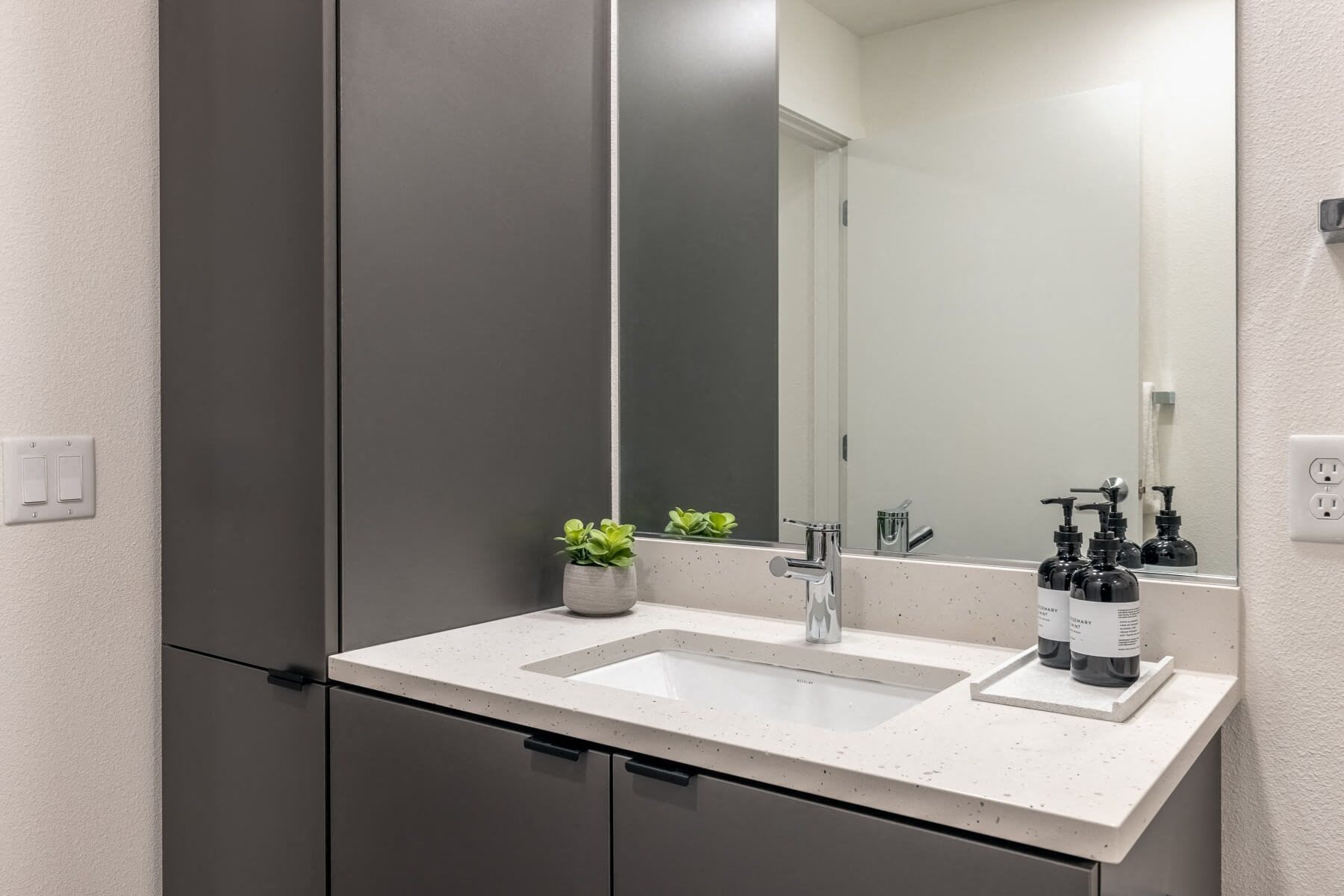 1 Bedroom Model Bathroom - Coen & Columbia